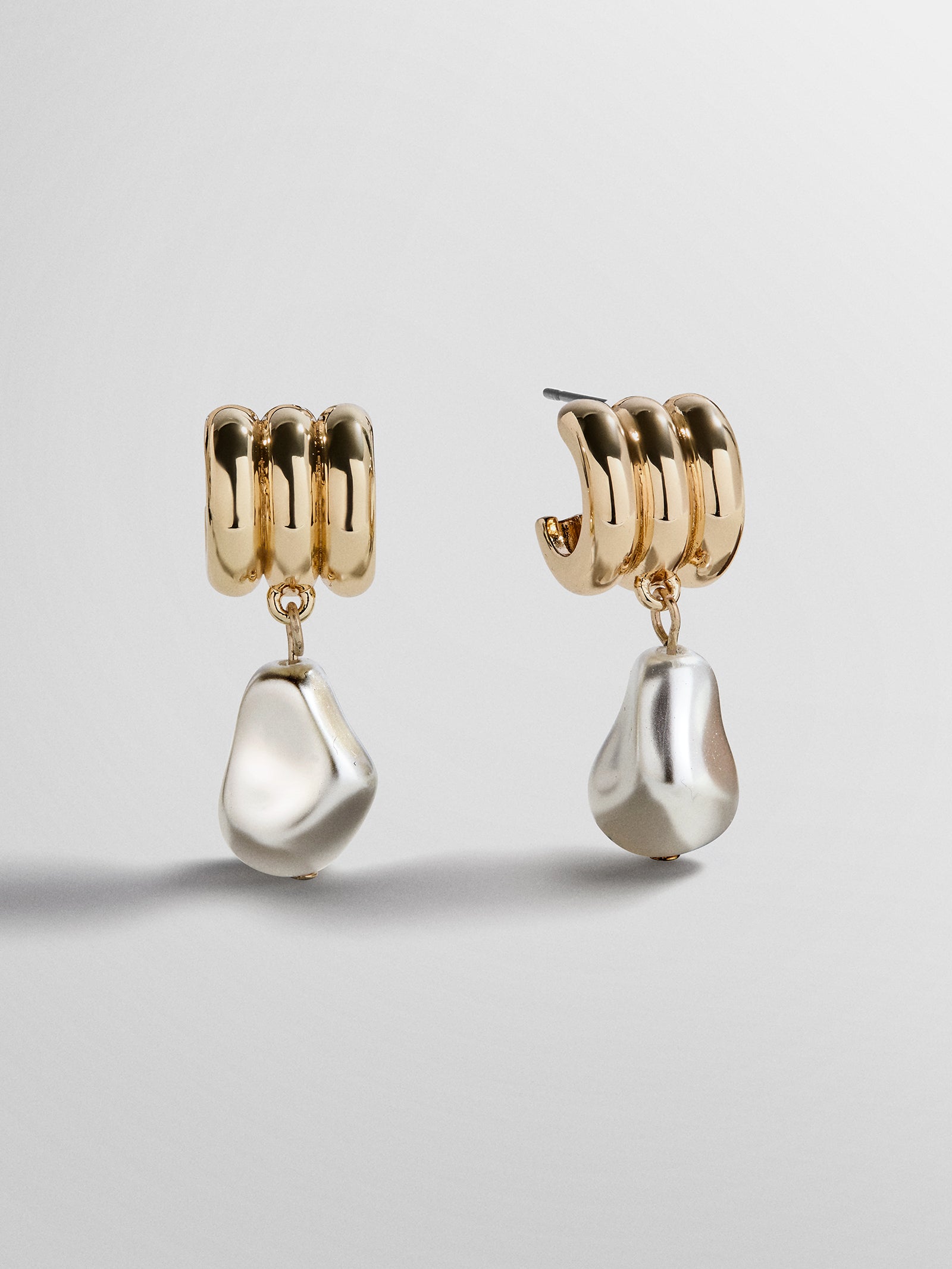 Teagan Ribbed Pearl Earrings - Gold/Pearl – Baroque pearl earrings 