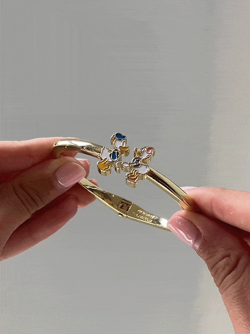 BaubleBar Disney Donald & Daisy Duck Kissing Cuff Bracelet - Donald Duck & Daisy Duck - 
    Gold cuff bracelet 
  
